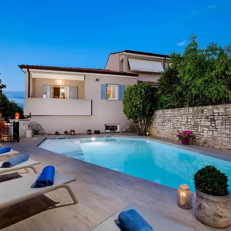Lidija Mit Pool Fuer 8 Personen Antonci (Porec)