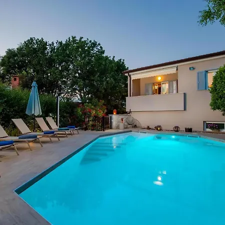 Lidija Mit Pool Fuer 8 Personen Antonci (Porec)