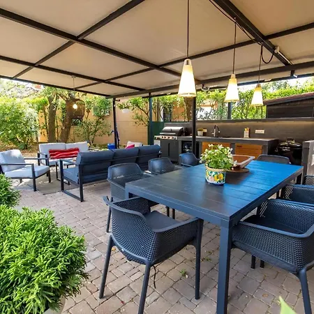Lidija Mit Pool Fuer 8 Personen * Antonci (Porec)